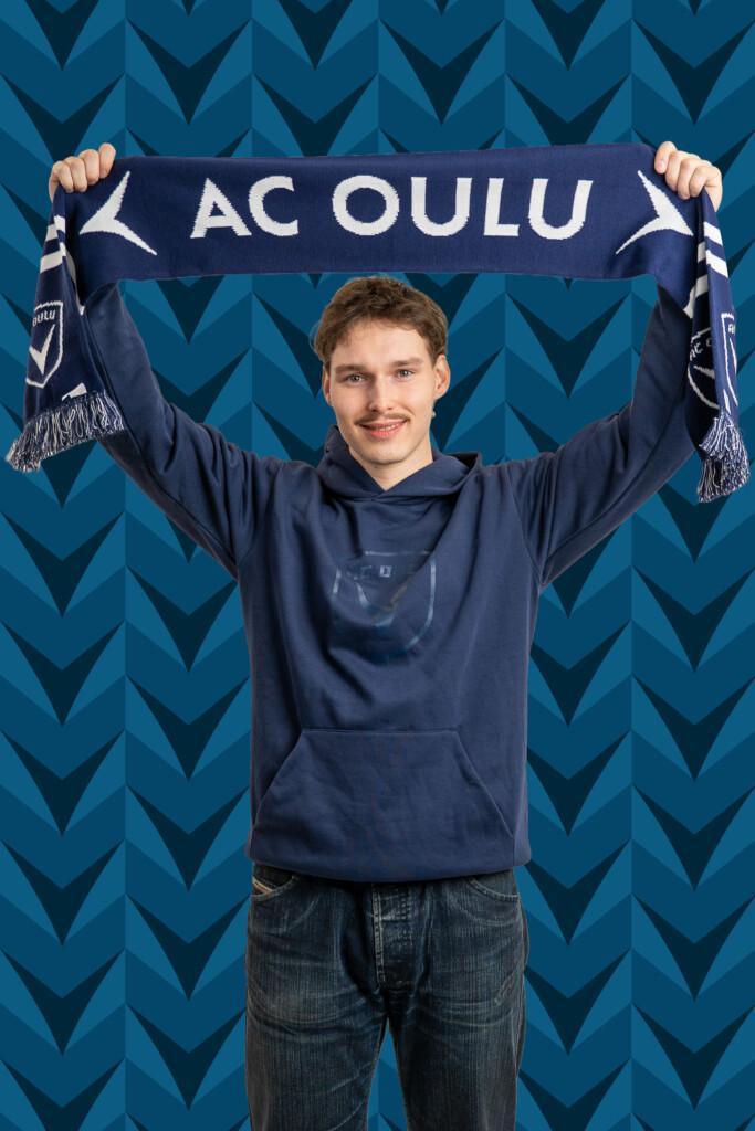 Tummansininen kaulahuivi, teksti AC Oulu