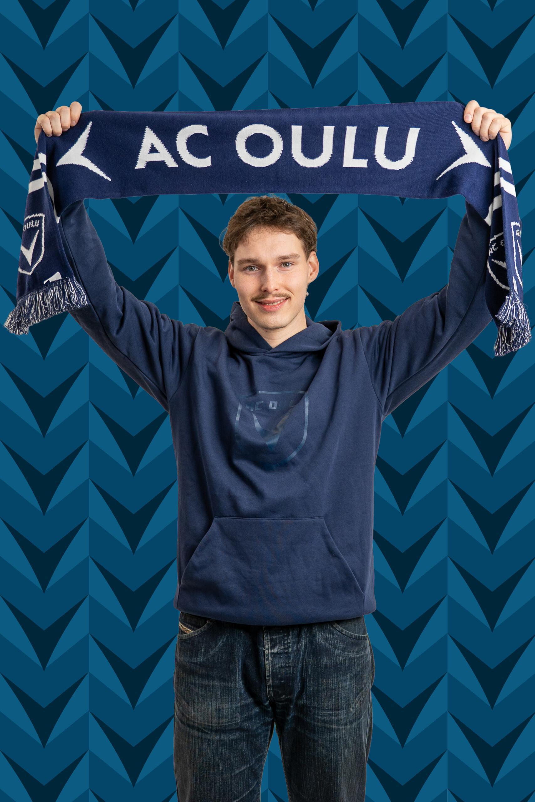 Tummansininen kaulahuivi, teksti AC Oulu
