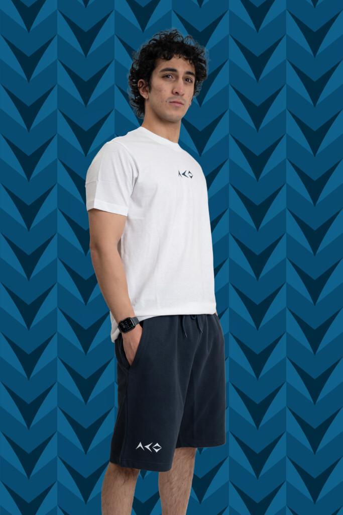 Collegeshortsit miehen päällä
