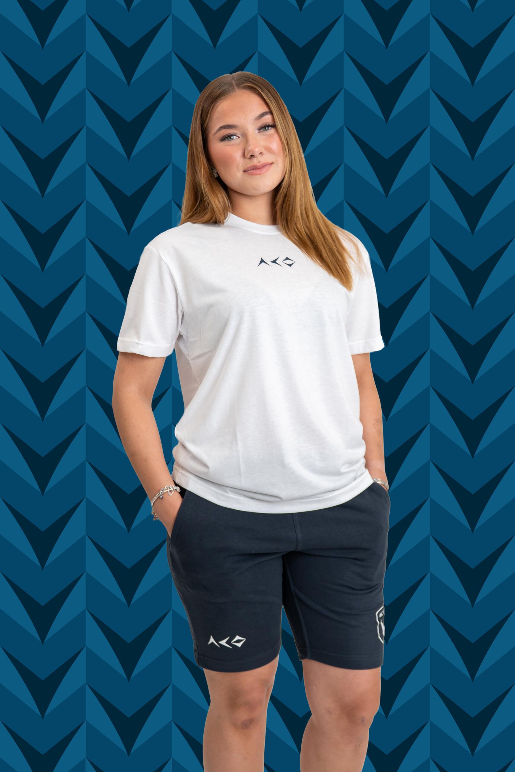Collegeshortsit naisen päällä